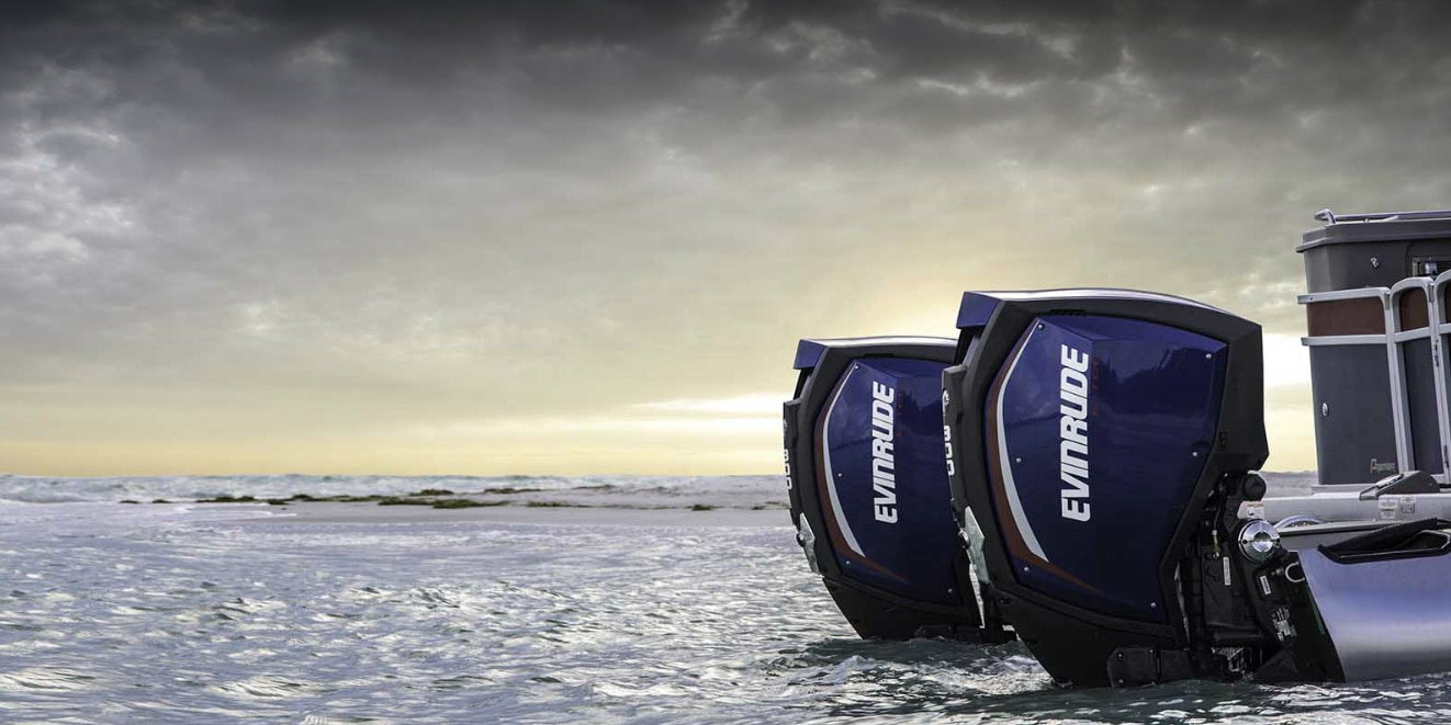   Twee Evinrude buitenboordmotoren op een pontonboot