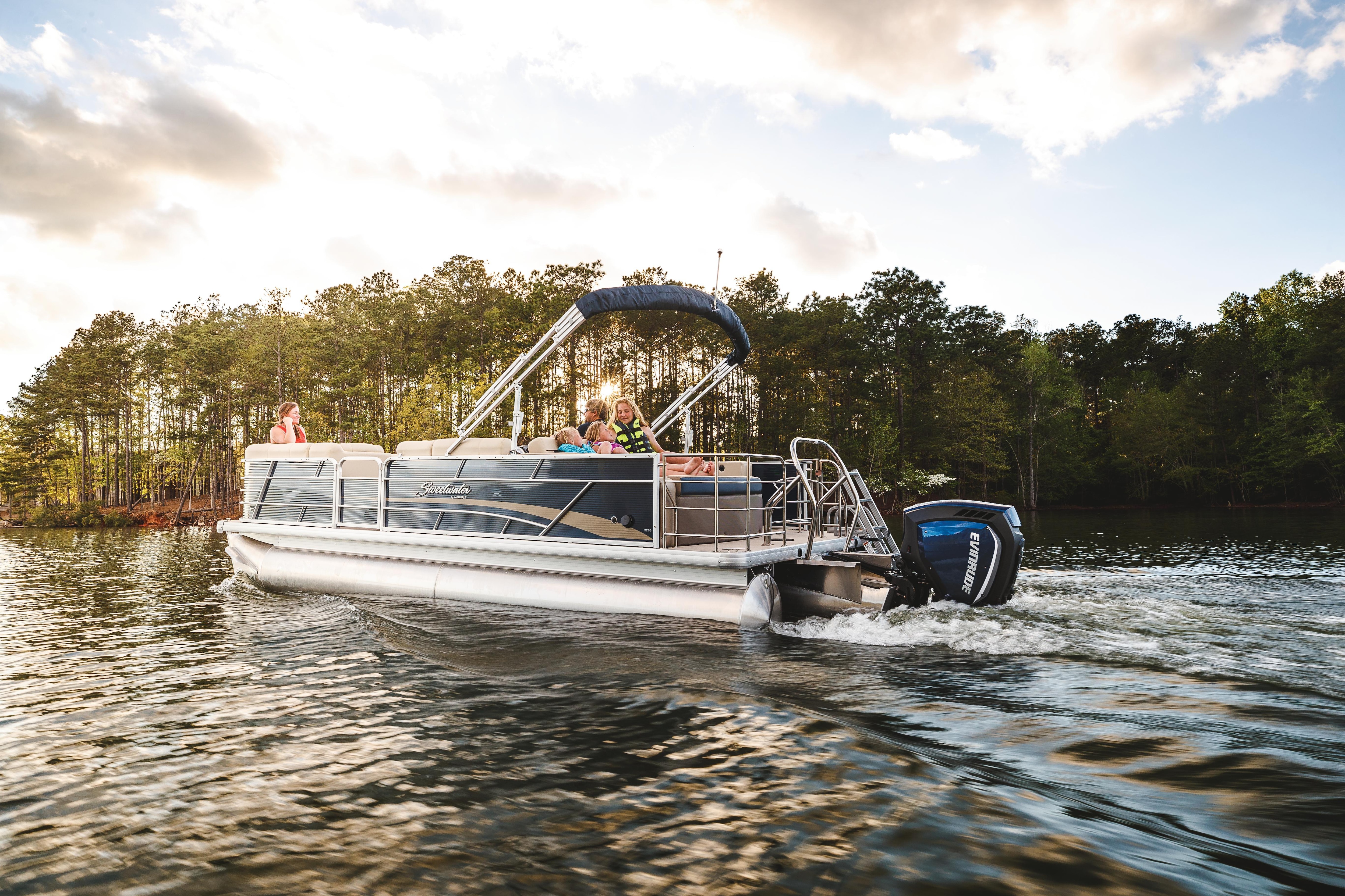 Bateau ponton équipé d'un moteur hors-bord Evinrude