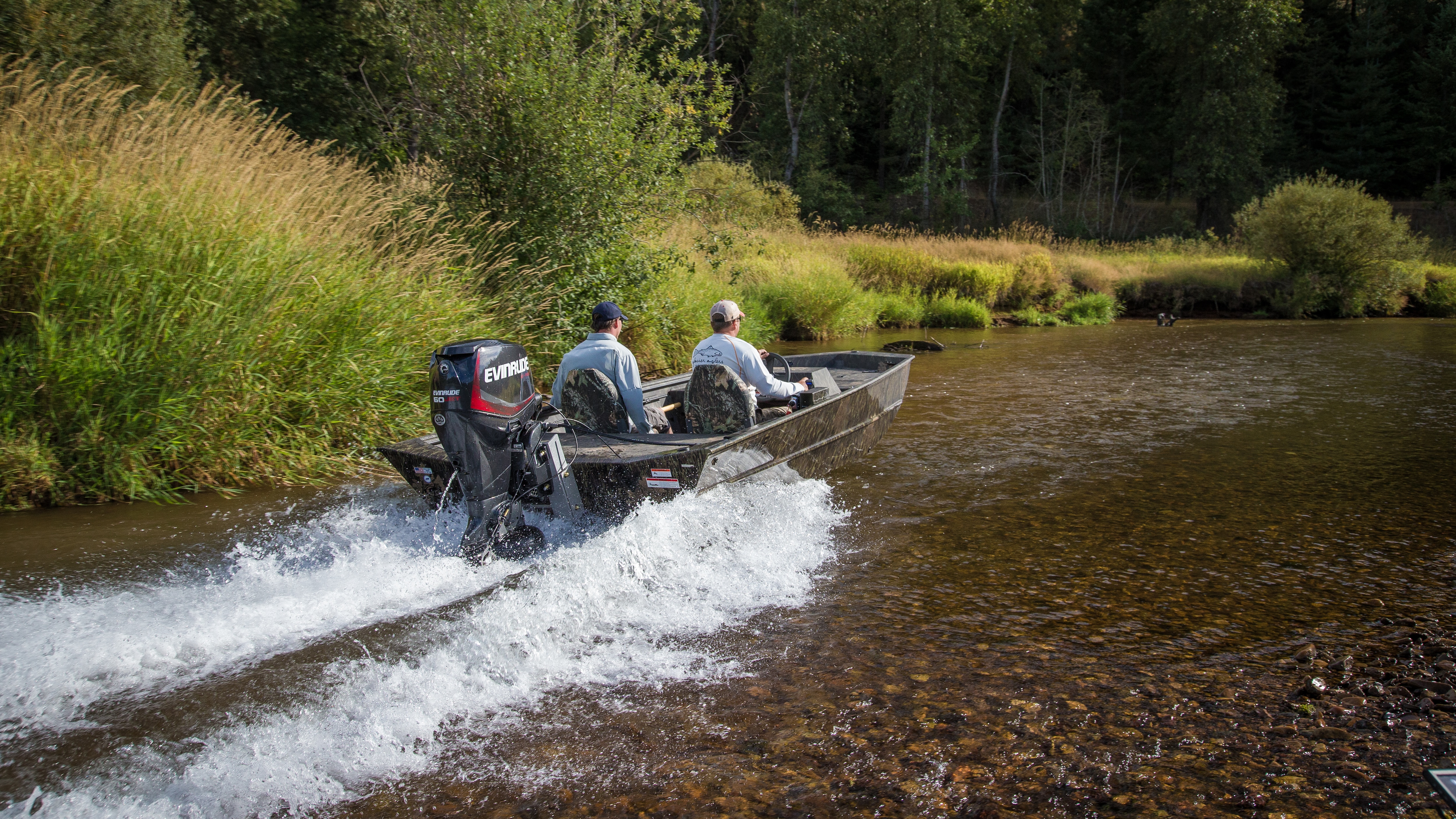 Bateau de pêche en aluminium équipé d'un moteur Evinrude