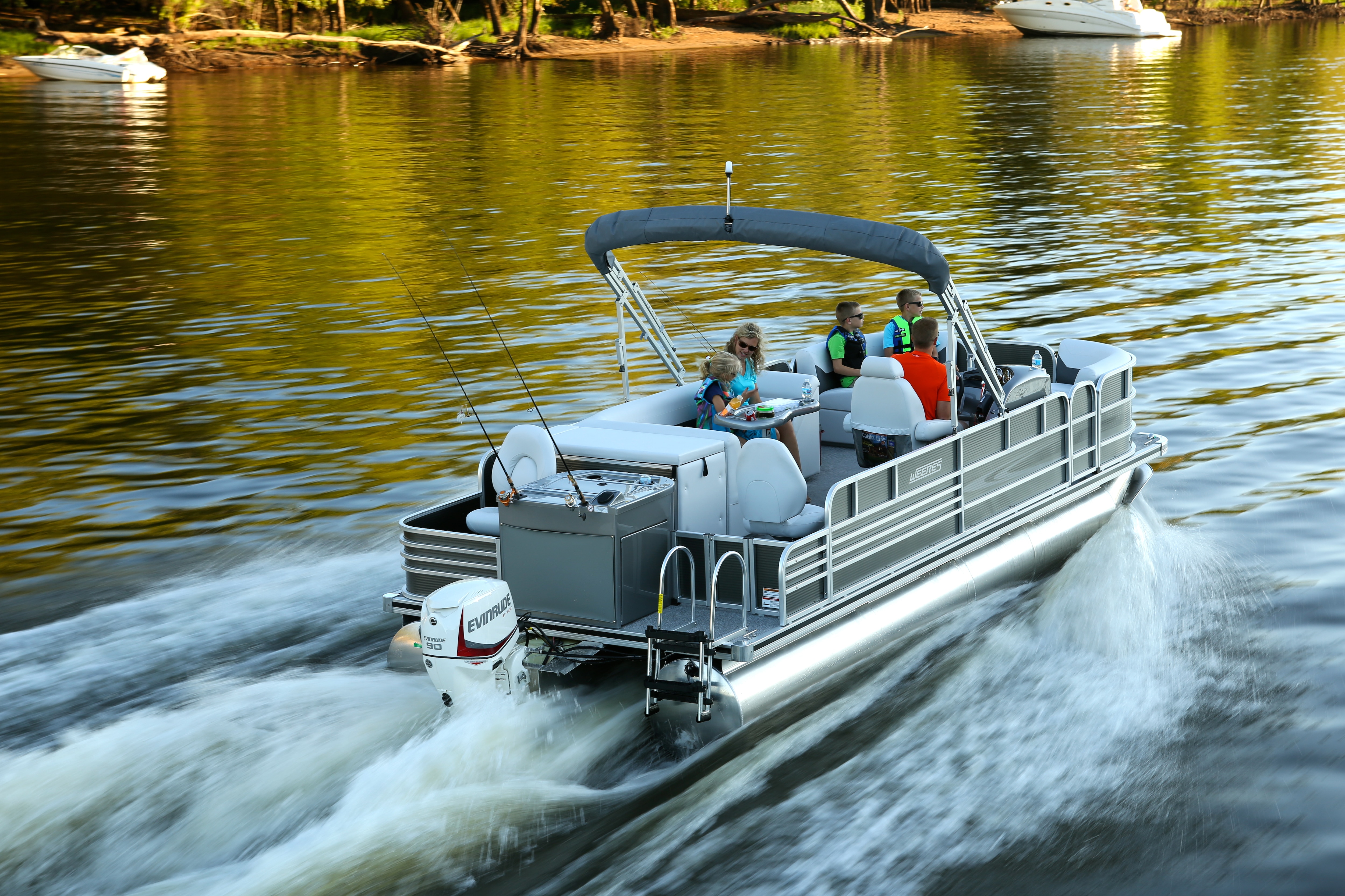 Pontonboot, das mit hoher Geschwindigkeit auf einer Wasserfläche fährt