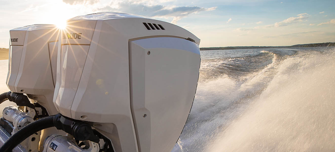 Deux moteurs hors-bord Evinrude en action